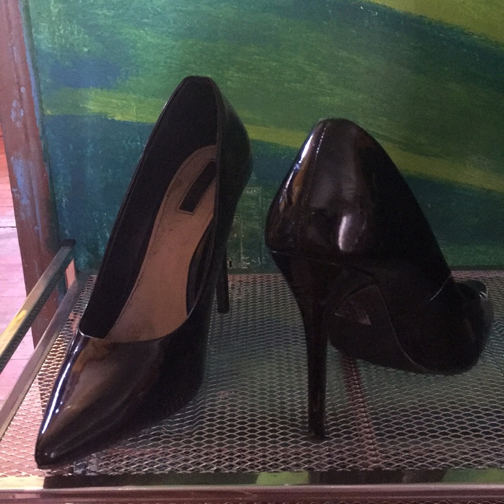 Black pumps